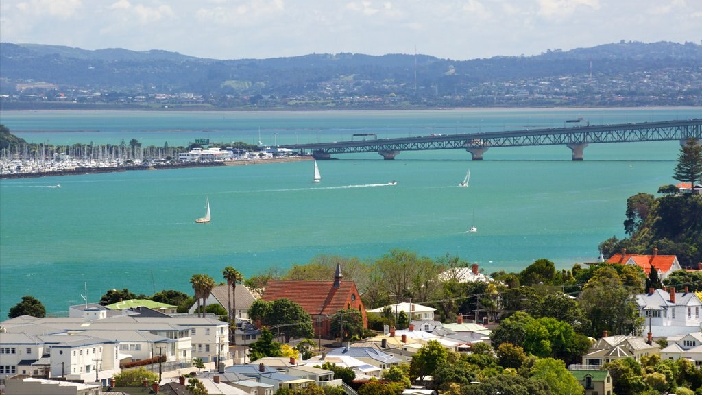 Devonport que incluye un club náutico, una ciudad y un puente