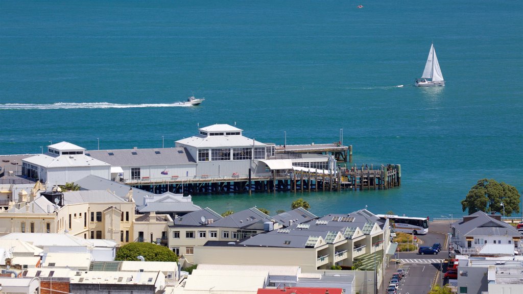 Devonport que inclui vela, uma marina e um rio ou córrego