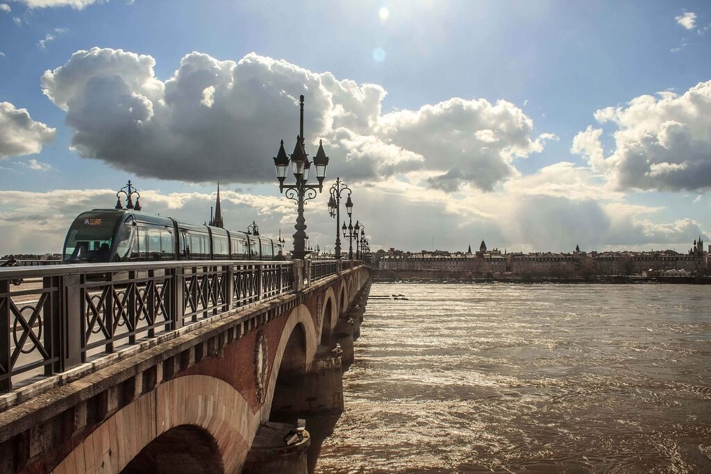 Bordeaux_pont_CC0.jpg?1543405006