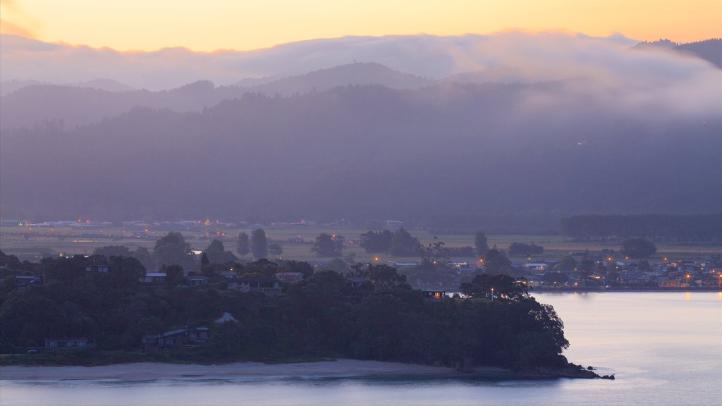 Whitianga som omfatter en solnedgang, en kystby og en bugt eller havn