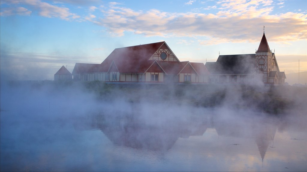 St. Faith\'s Anglican Church , Rotorua, Nueva Zelanda ofreciendo una iglesia o catedral, un atardecer y un lago o espejo de agua