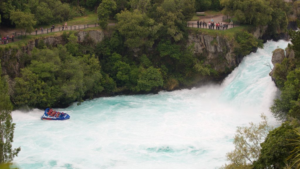 Huka Falls som viser fossestryk og rafting i tillegg til en liten gruppe med mennesker