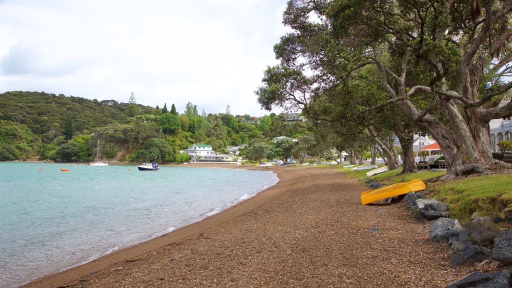 Russell Beach que incluye una bahía o puerto y una playa de guijarros