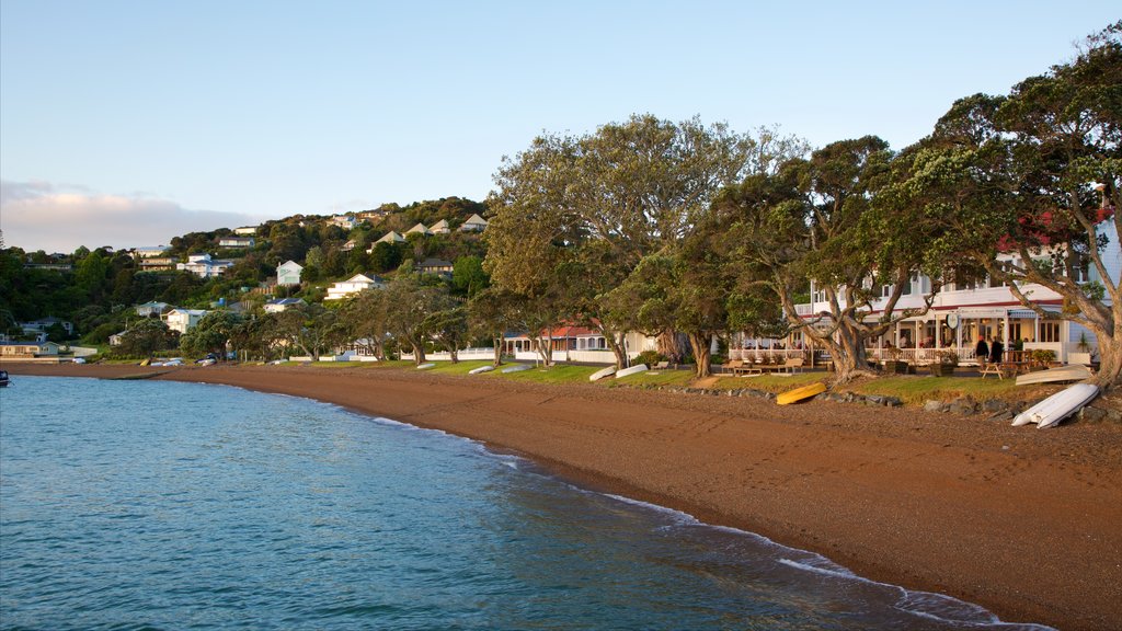 Russell Beach que inclui uma cidade litorânea, uma baía ou porto e uma praia de pedras