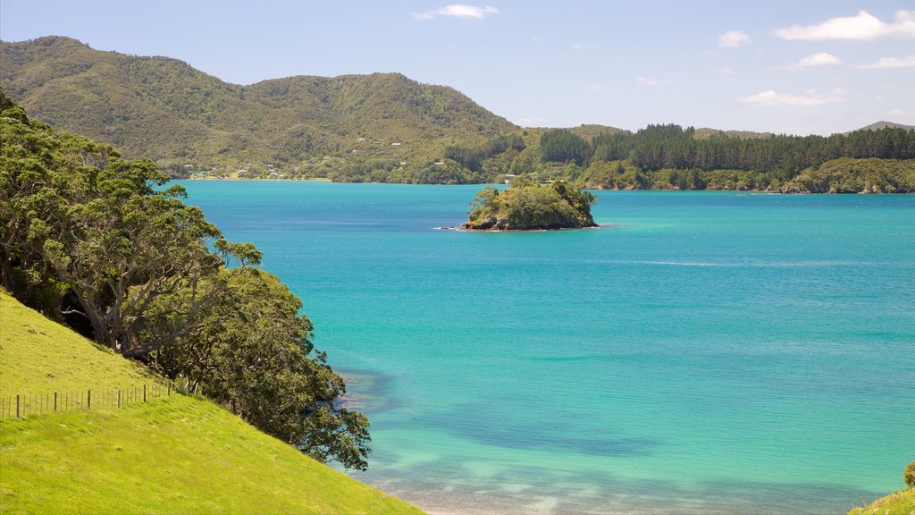 Russell que incluye escenas tranquilas y una bahía o un puerto