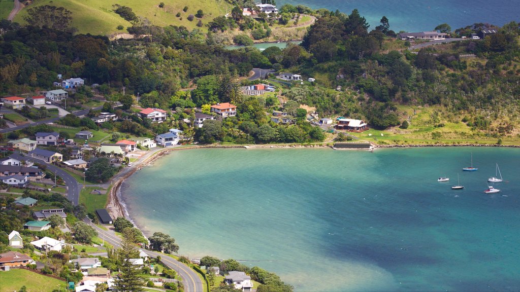 Mount Manaia ofreciendo una ciudad costera y una bahía o puerto