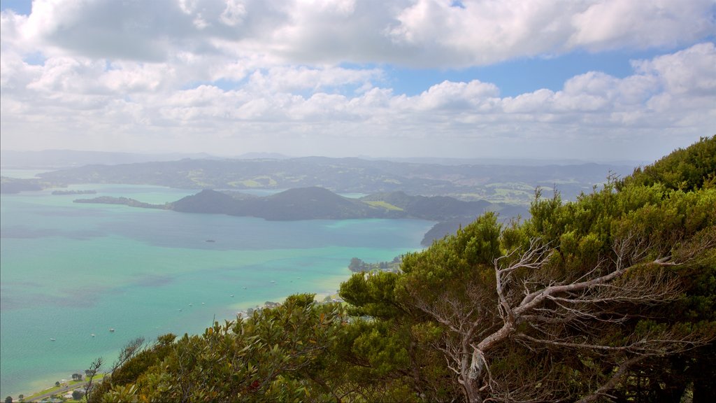 Mount Manaia mostrando imágenes de una isla y una bahía o puerto