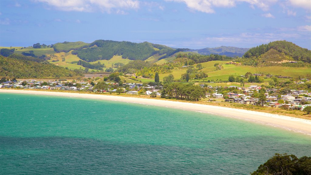 Cooks Beach que inclui cenas tranquilas, uma cidade litorânea e paisagem