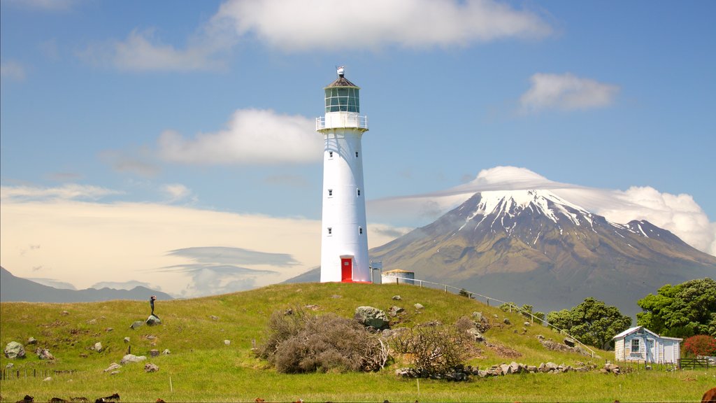 Cape Egmont Lighthouse mostrando escenas tranquilas, un faro y montañas