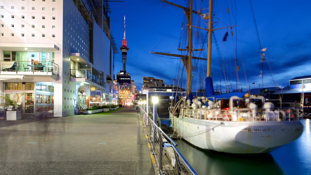 Auckland Ferry Terminal som inkluderar en marina och en solnedgång