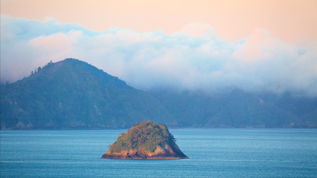 Shakespeare Lookout , Whitianga, Nueva Zelanda mostrando una bahía o un puerto, vista a una isla y niebla o neblina