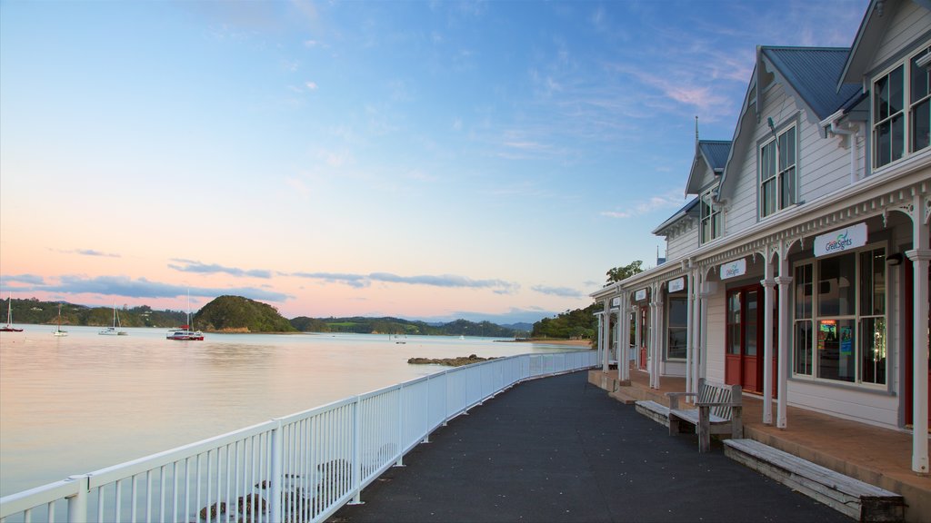 Muelle Paihia que incluye una ciudad costera, una puesta de sol y una bahía o puerto