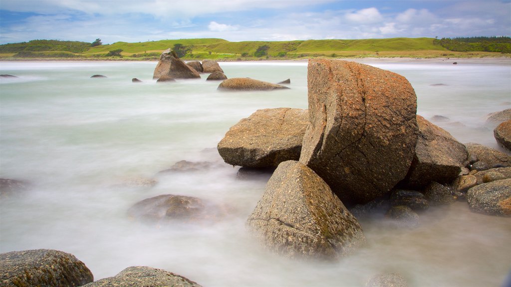 Westport menunjukkan suasana damai, pelabuhan atau dermaga dan tebing pantai