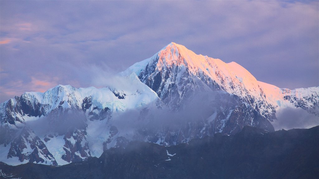 Fox Glacier montrant montagnes et un coucher de soleil