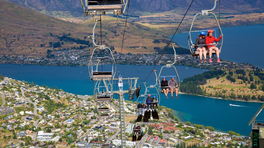 Skyline Gondola ofreciendo un lago o espejo de agua, una pequeña ciudad o aldea y una góndola