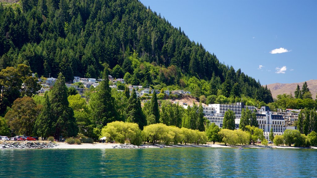 Isla del Sur ofreciendo imágenes de bosques, un lago o espejo de agua y una pequeña ciudad o aldea