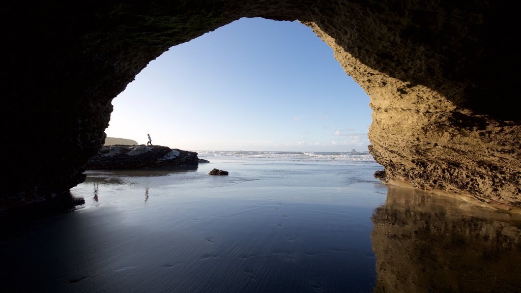 Westport mettant en vedette une plage, rochers au bord de la mer et surf