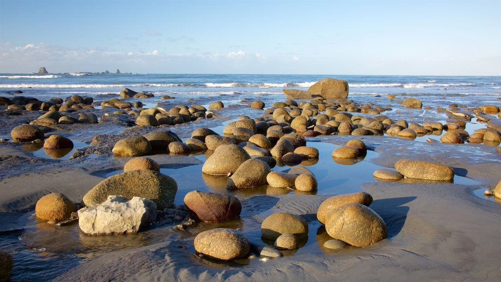 Westport montrant surf et rochers au bord de la mer