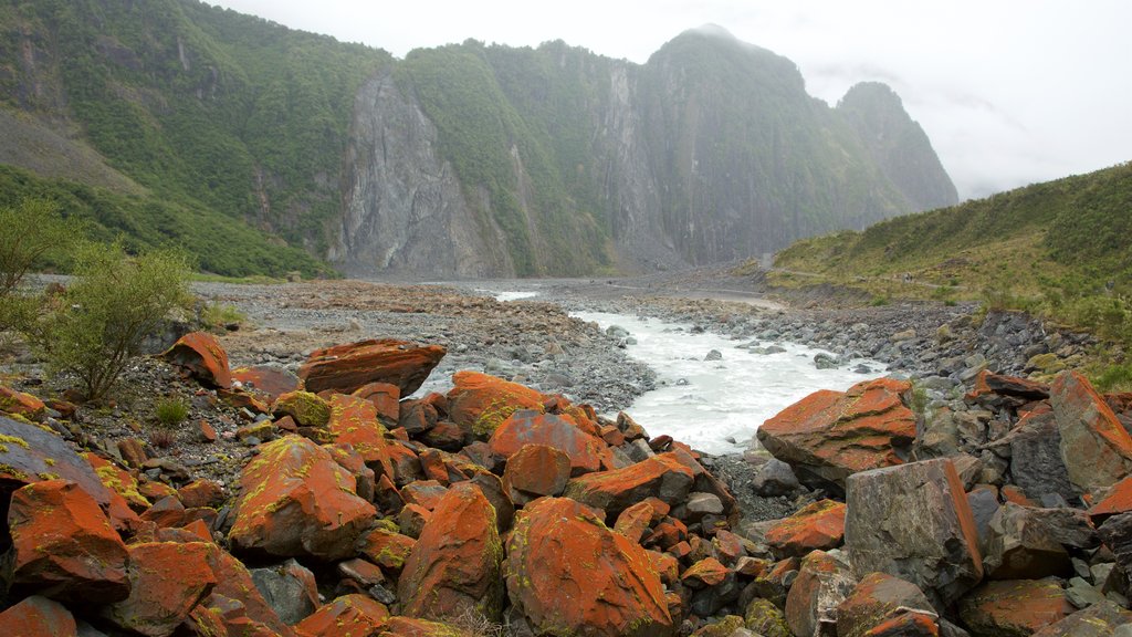 Fox Glacier mostrando montanhas e um rio ou córrego