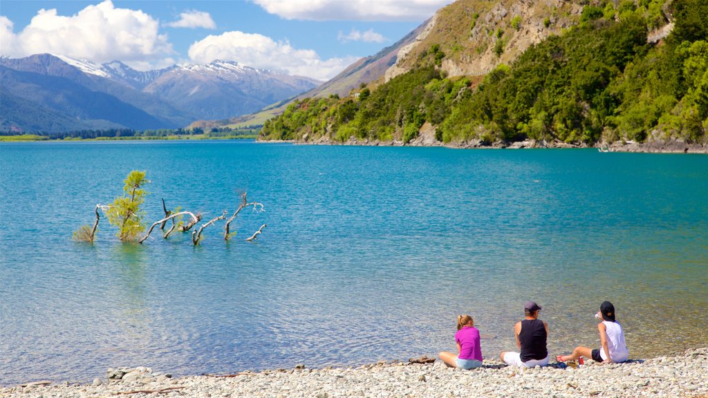 Wanaka mostrando un lago o abrevadero, montañas y una playa de guijarros