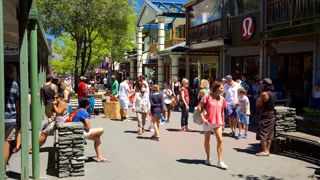 Queenstown showing street scenes