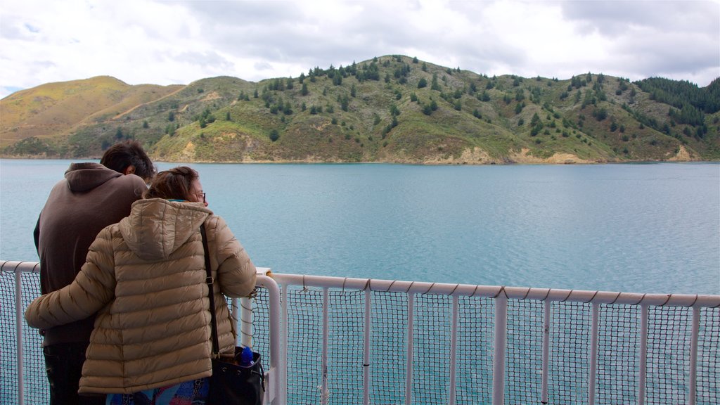 Queen Charlotte Sound mostrando baia e porto cosi come coppia