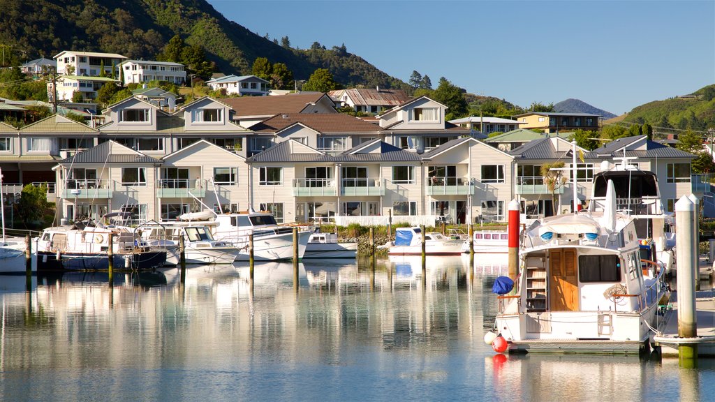 Picton Harbour ofreciendo una marina, una bahía o puerto y una ciudad costera