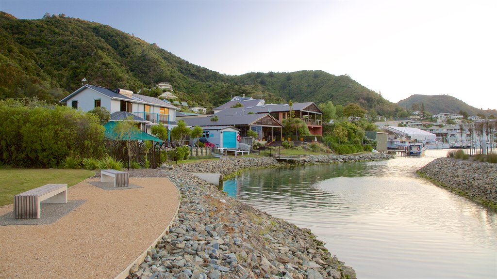 Picton Harbour mostrando uma cidade litorânea e uma baía ou porto