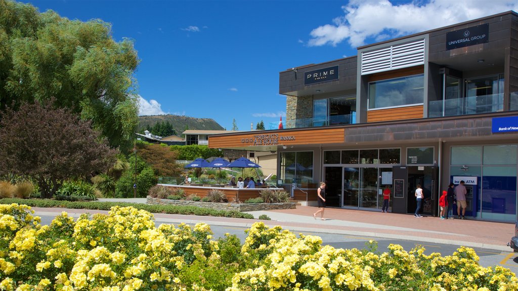 Wanaka som omfatter en bar og blomster