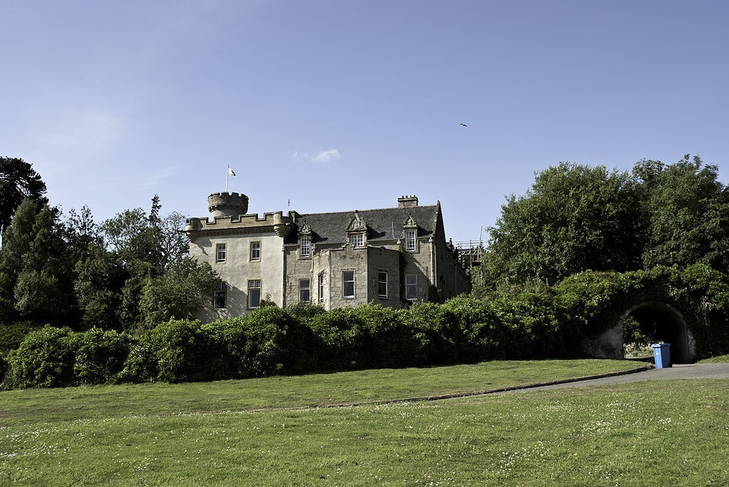 1200px-Tulloch_Castle_%28geograph_3548404%29.jpg?1525775563