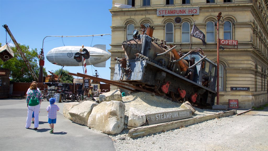 Oamaru que incluye arquitectura patrimonial y arte al aire libre y también una familia