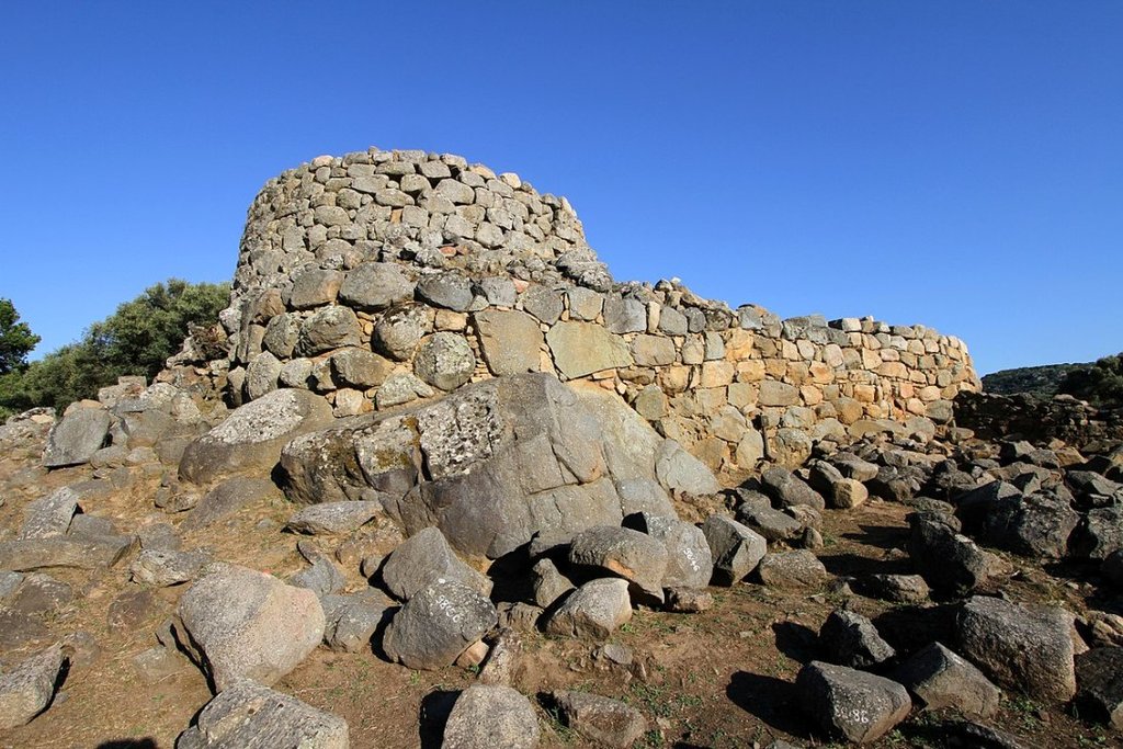 1200px-Nuraghe__La_Prisgiona__%28Arzachena%29._-_panoramio.jpg?1559151206