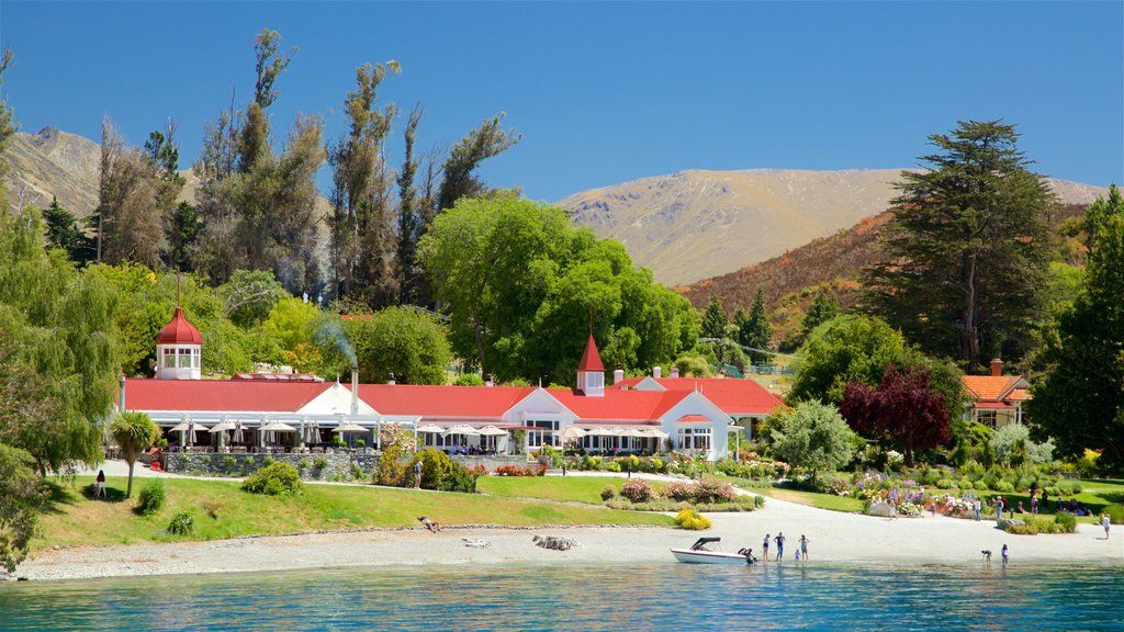 Walter Peak High Country Farm mostrando granja, escenas tranquilas y un lago o espejo de agua