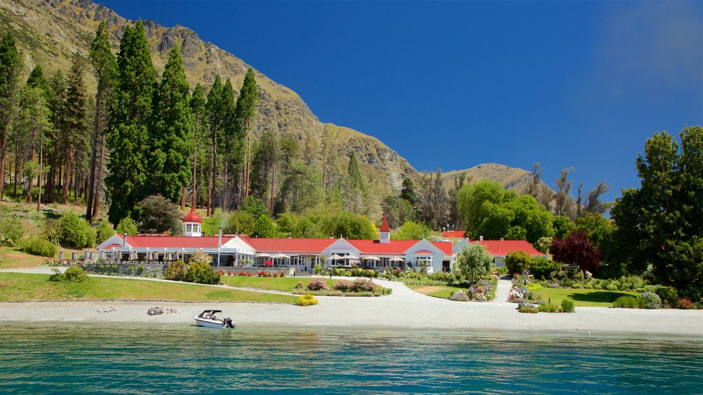 Walter Peak High Country Farm mostrando fazenda, cenas tranquilas e um lago ou charco