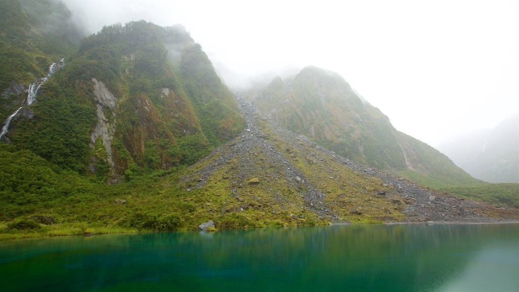 Fox Glacier que incluye niebla o neblina, montañas y cataratas