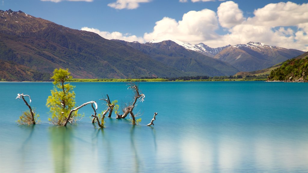 Wanaka showing mountains and a lake or waterhole