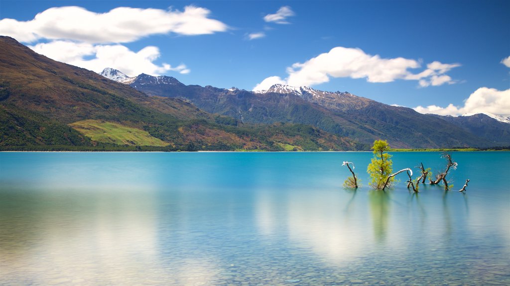 Wanaka showing mountains and a lake or waterhole