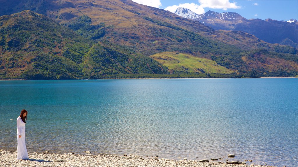 Wanaka mostrando un lago o espejo de agua y montañas y también una mujer