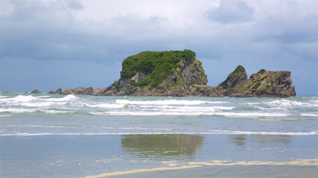 Tauranga Bay Seal Colony que inclui litoral acidentado e ondas