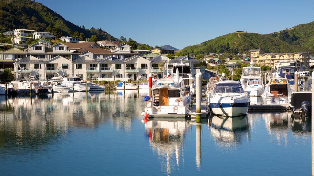 Picton Harbour caracterizando uma cidade litorânea, uma marina e uma baía ou porto