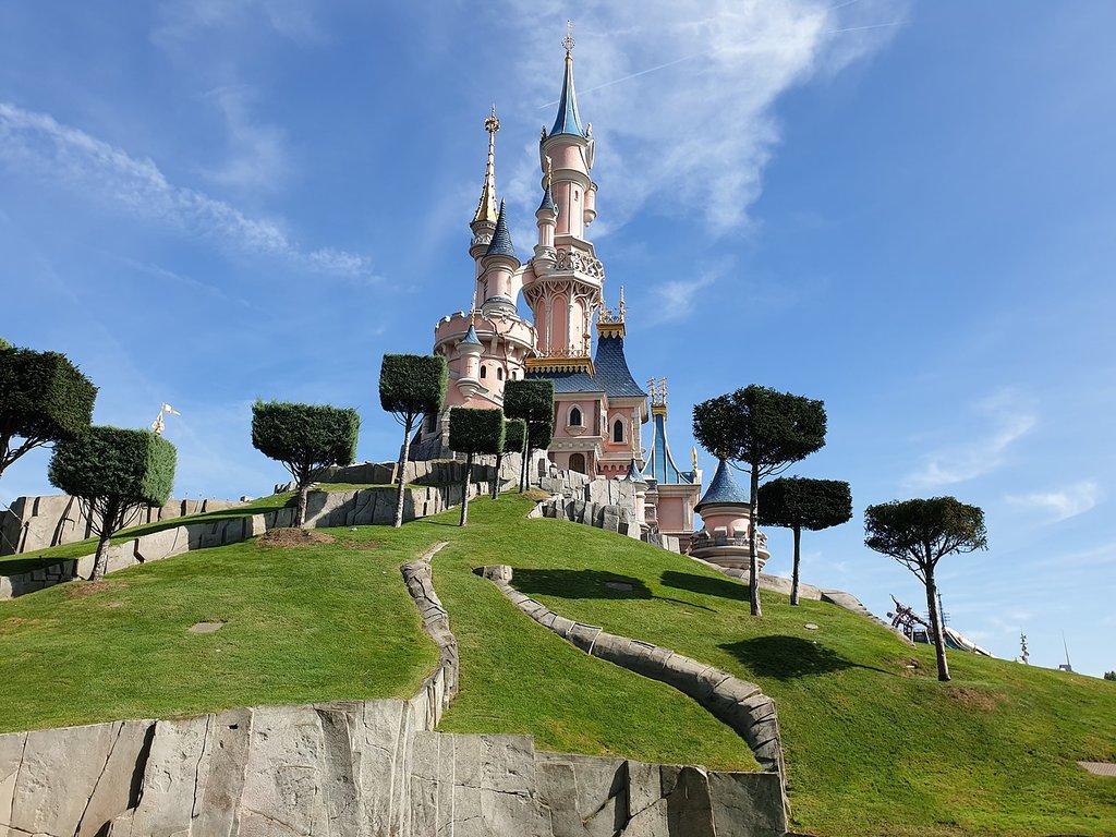 1440px-Sleeping_Beauty_Castle_at_Disneyland_Park_-_Paris_-_2019-09-06.jpg?1568976607