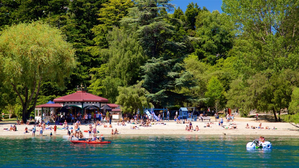 Playa de Queenstown ofreciendo botes, un lago o espejo de agua y kayaks o canoas