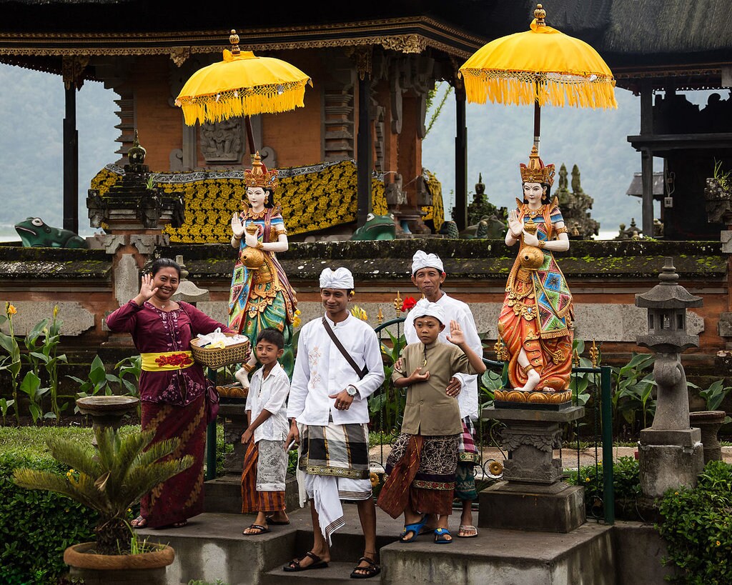 Bratan_Bali_Indonesia_Balinese-family-after-Puja-01.jpg?1554375163