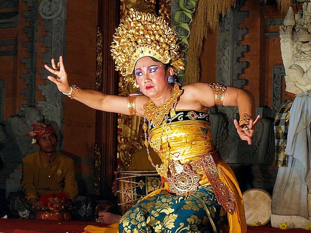 1024px-Legong_Dance__Ubud__Bali_03.JPG?1554375465