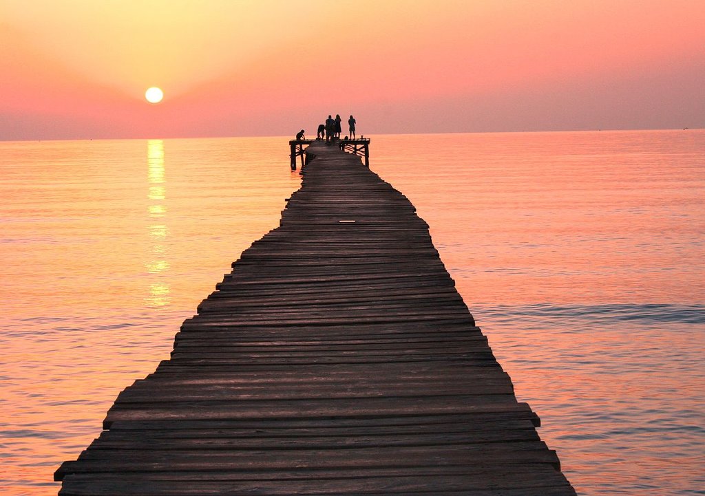 Sunrise_over_fishermen_-_panoramio.jpg?1562054583