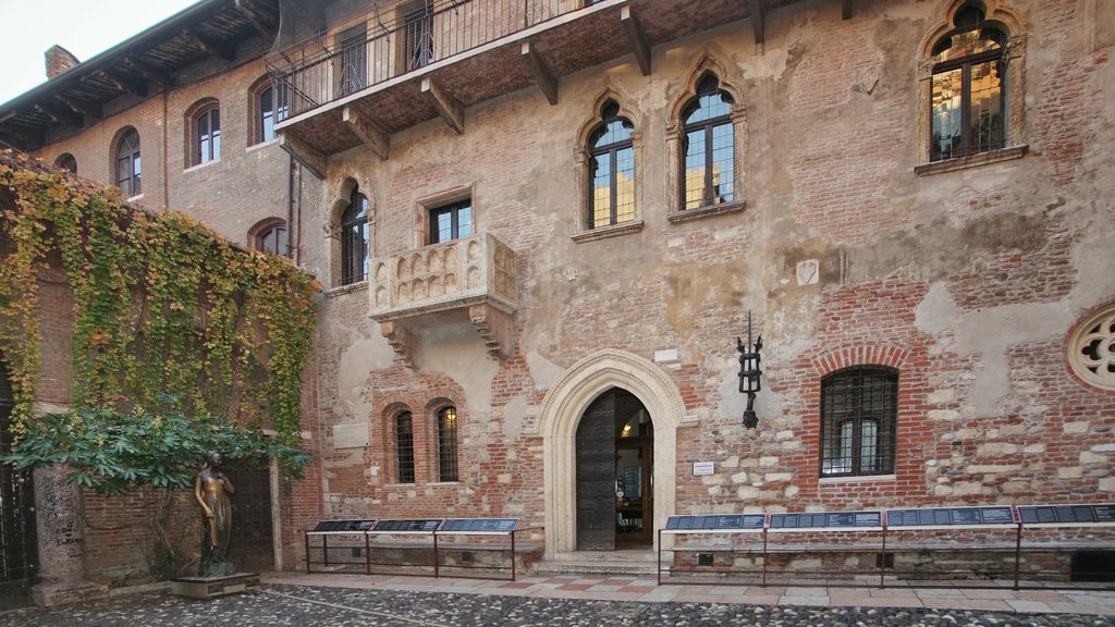 Casa di Giulietta mostrando architettura d\'epoca