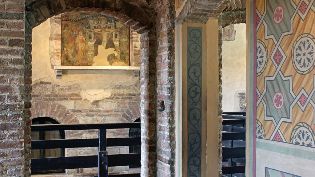 Casa di Giulietta che include architettura d\'epoca e vista interna