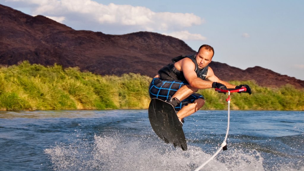 Yuma que incluye ski acuático y un río o arroyo y también un hombre