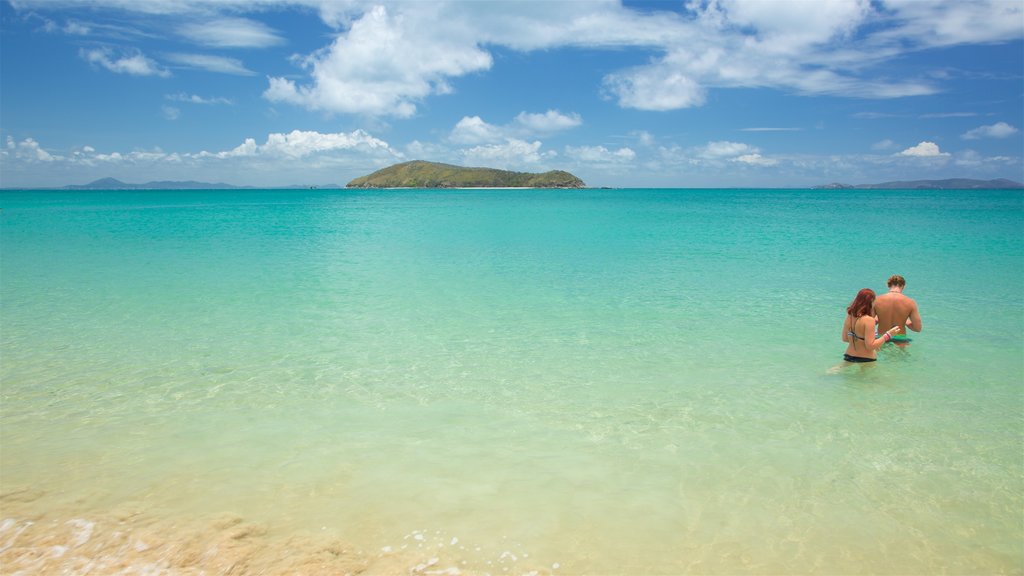 Great Keppel Island som omfatter billeder af øer og udsigt over kystområde såvel som et par