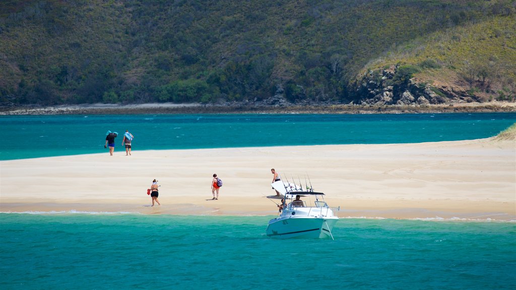 Playa de Great Keppel que incluye vista general a la costa, botes y una playa de arena